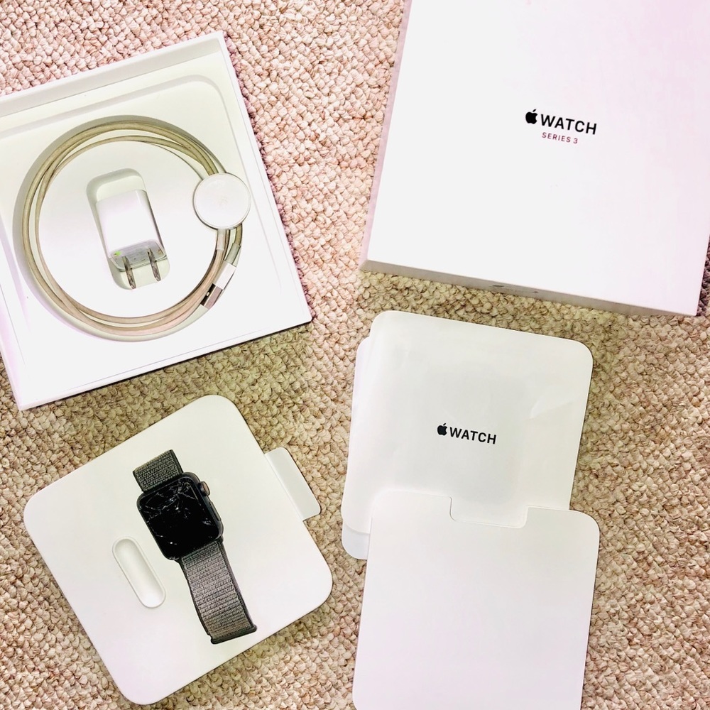 Used Apple Aluminum 3 Series w/GPS & Packaging - Picture 5 of 8